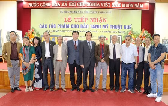 Lãnh đạo tỉnh Thừa Thiên - Huế chụp ảnh lưu niệm với các họa sĩ, nhà sưu tập trao tặng cho Bảo tàng Mỹ thuật Huế