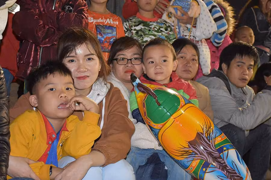 Người dân chăm chú theo dõi chương trình. Ảnh: Trần Dung