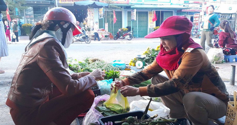 Trầu cau của bà Thanh được mọi người chọn mua cầu mong một năm lộc phát, may mắn cho gia đình. Ảnh: Hồng Thi