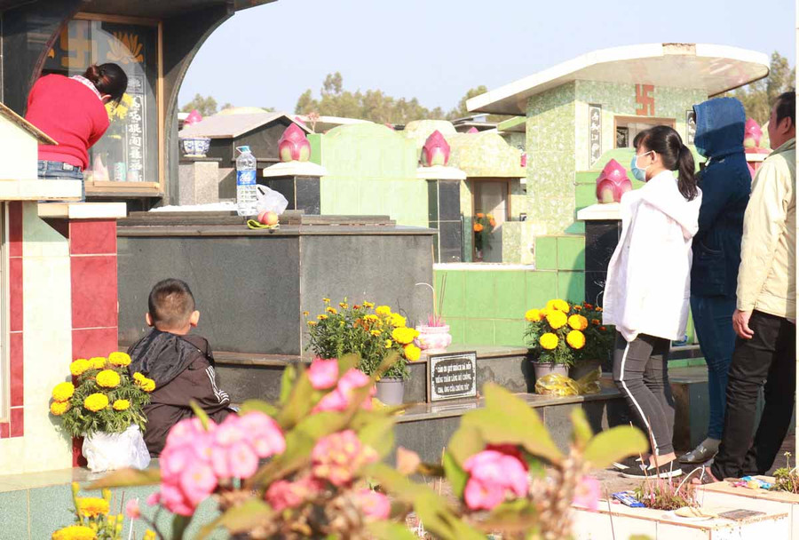 Gia đình chị Hoàng Thị Cẩm Vân (phường Thắng Lợi, TP. Pleiku) thắp hương viếng mộ người thân. Ảnh: Ngọc Sang