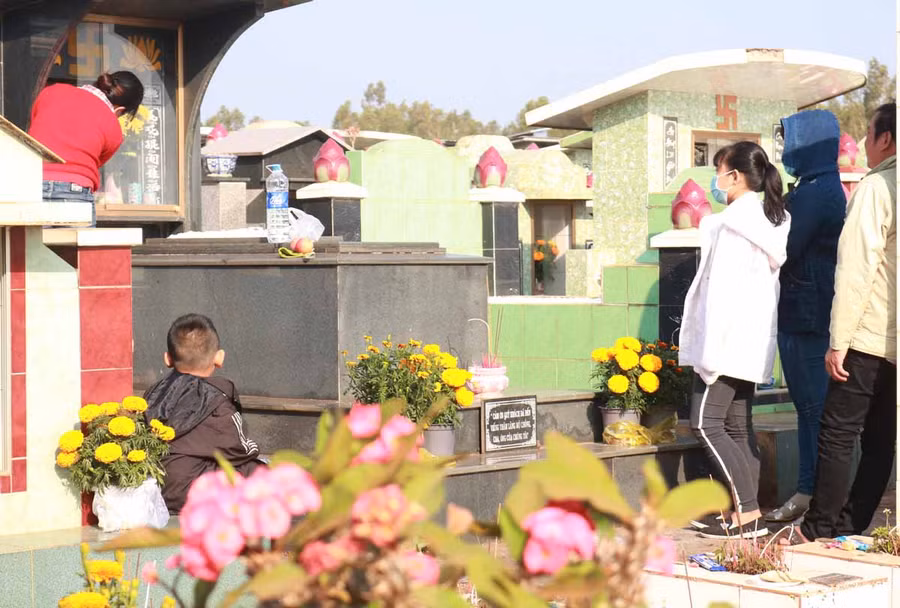 Gia đình chị Hoàng Thị Cẩm Vân (phường Thắng Lợi, TP. Pleiku) thắp hương viếng mộ người thân. Ảnh: Ngọc Sang