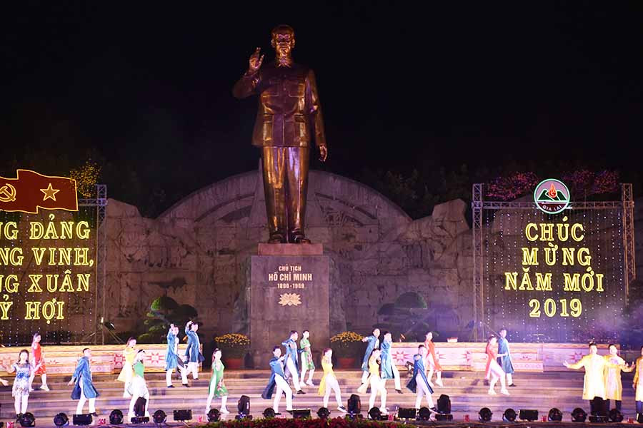 Ca khúc “Sớm nay mùa xuân” được tốp ca nam nữ thể hiện trong không khí vui tươi, rộn ràng. Ảnh Nguyễn Tú