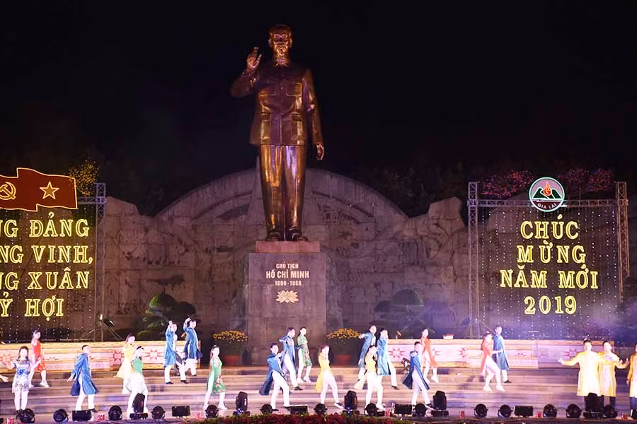 Ca khúc “Sớm nay mùa xuân” được tốp ca nam nữ thể hiện trong không khí vui tươi, rộn ràng. Ảnh Nguyễn Tú