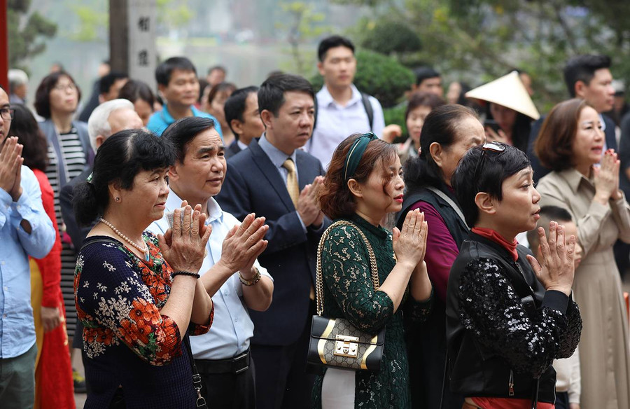 Tương tự, tại tổ đình Phúc Khánh tấp nập người đi lễ. Quá đông, nhiều người chọn cách vái vọng.