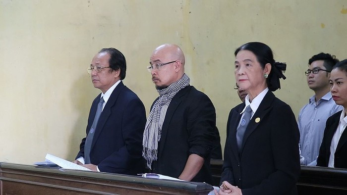 Các luật sư của ông Đặng Lê Nguyên Vũ có mặt tại tòa, tuy nhiên thiếu luật sư phía bà Thảo nên phiên tòa ngày 29/1 đã hoãn. Ảnh: Tân Châu Các luật sư của ông Đặng Lê Nguyên Vũ có mặt tại tòa, tuy nhiên thiếu luật sư phía bà Thảo nên phiên tòa ngày 29/1 đã hoãn. Ảnh: Tân Châu