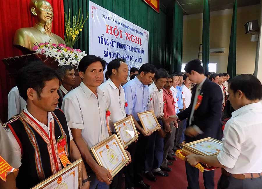 Huyện Ia Grai khen thưởng nông dân đạt danh hiệu sản xuất-kinh doanh giỏi. Ảnh: Thanh Nhật