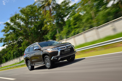 Mitsubishi Pajero Sport bản máy dầu, một cầu giá 980,5 triệu tại Việt Nam. Mitsubishi Pajero Sport bản máy dầu, một cầu giá 980,5 triệu tại Việt Nam.