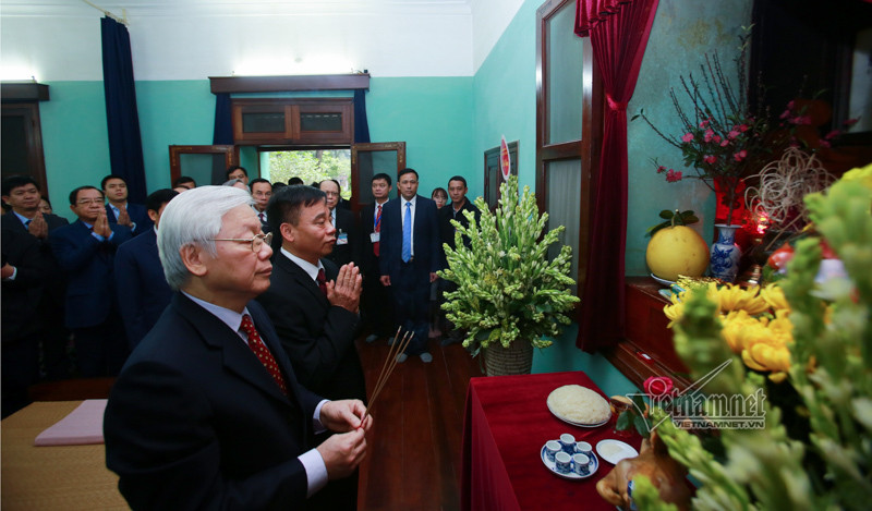  Tổng bí thư, Chủ tịch nước Nguyễn Phú Trọng thắp hương tưởng niệm Chủ tịch Hồ Chí Minh tại Nhà 67. Ảnh: Phạm Hải