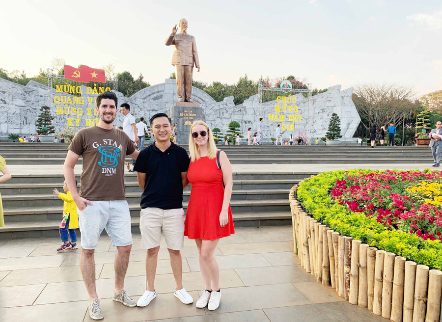 Anh Paul (bên trái) và chị Julie bên người bạn đồng nghiệp tại Quảng trường Đại Đoàn Kết. Ảnh Phương Vi Anh Paul (bên trái) và chị Julie bên người bạn đồng nghiệp tại Quảng trường Đại Đoàn Kết. Ảnh Phương Vi