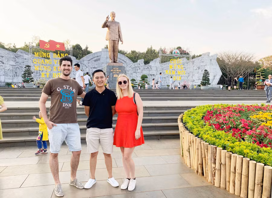 Anh Paul (bên trái) và chị Julie bên người bạn đồng nghiệp tại Quảng trường Đại Đoàn Kết. Ảnh Phương Vi