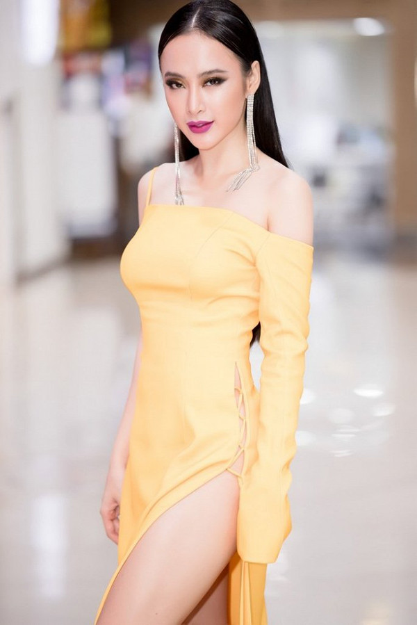  Những mẫu váy xẻ cao bất tận, váy cut-out sắc nét thường gắn liền với hình ảnh của Angela Phương Trinh trên thảm đỏ ở các mùa thời trang trước.