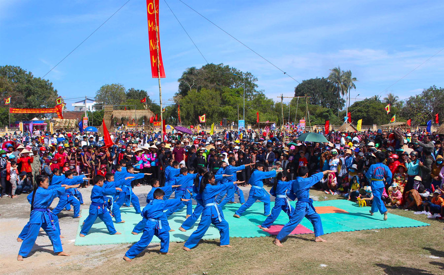 Những màn biểu diễn võ thuật đẹp mắt là tiết mục không thể thiếu tại lễ hội năm nay. Ảnh: Hồng Thi