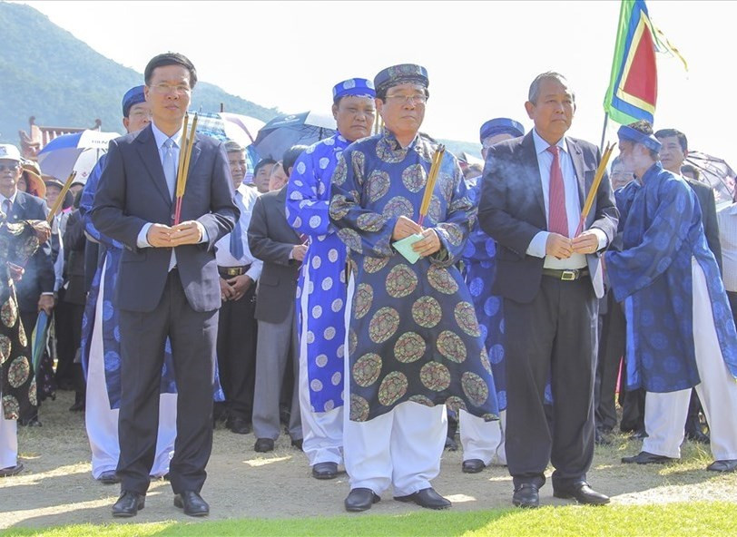 Lãnh đạo Trung ương dâng hương trước tượng đài anh hùng Quang Trung