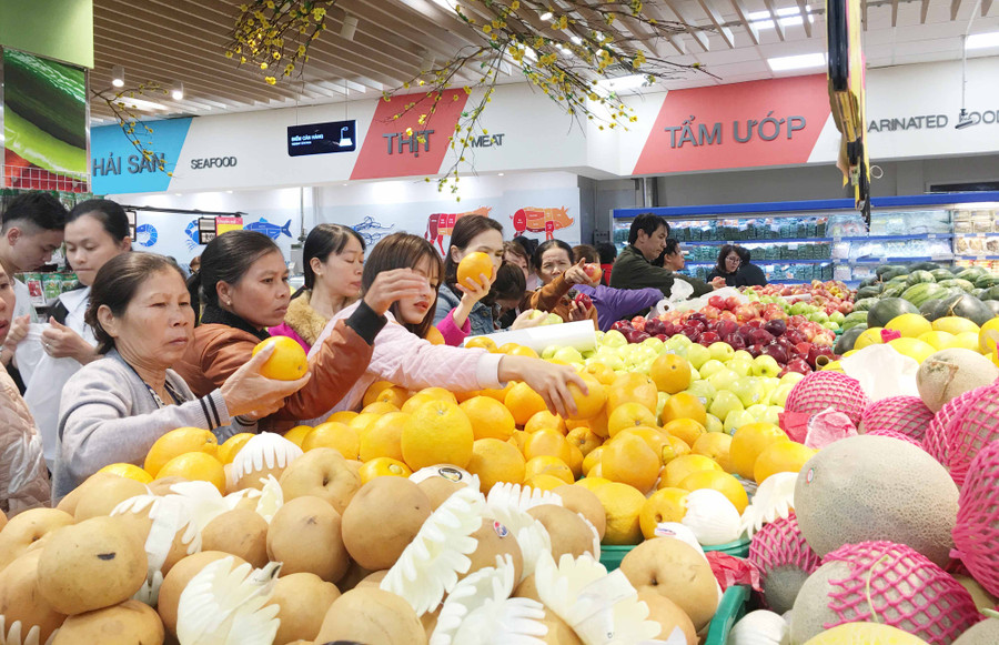 Nguồn trái cây dồi dào, nhưng nhiều loại lại có giá tăng đến 50% do nhu cầu mua bày mâm ngũ quả rất lớn.Ảnh: Vũ Thảo