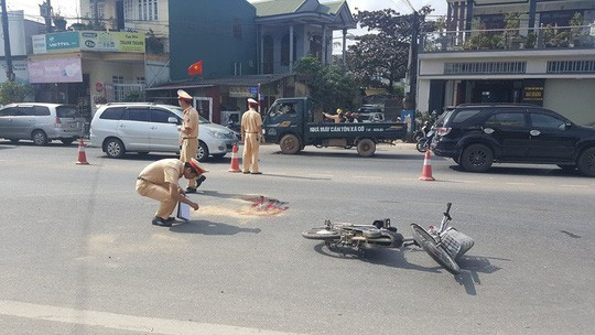  Ngày 6-2 (mùng 2 Tết), toàn quốc xảy ra 27 vụ tai nạn giao thông (TNGT) đường bộ, làm chết 19 người, bị thương 23 người. Trong khi đó, ngày mùng 1 Tết có 15 người chết, 13 người bị thương vì TNGT.