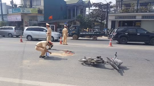  Ngày 6-2 (mùng 2 Tết), toàn quốc xảy ra 27 vụ tai nạn giao thông (TNGT) đường bộ, làm chết 19 người, bị thương 23 người. Trong khi đó, ngày mùng 1 Tết có 15 người chết, 13 người bị thương vì TNGT.