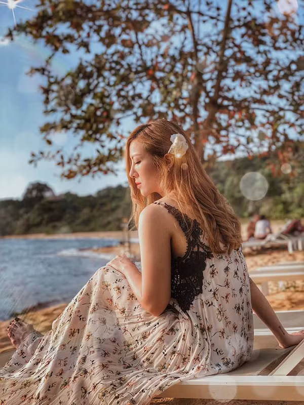  Trang phục đề cao sự giải phóng hình thể luôn mang lại cảm giác tự do, phóng khoáng cho bạn gái khi đi nghỉ dưỡng. Yến Nhi tận dụng mẫu váy hai dây, phối ren để khoe vai gầy.