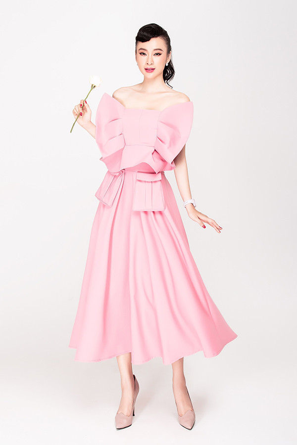 Sắc hồng dịu dàng và tôn nét nữ tính được chọn lựa để mang tới mẫu váy tạo khối ấn tượng. 