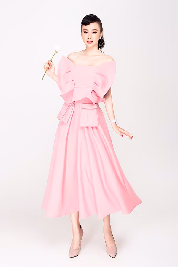 Sắc hồng dịu dàng và tôn nét nữ tính được chọn lựa để mang tới mẫu váy tạo khối ấn tượng. Sắc hồng dịu dàng và tôn nét nữ tính được chọn lựa để mang tới mẫu váy tạo khối ấn tượng.
