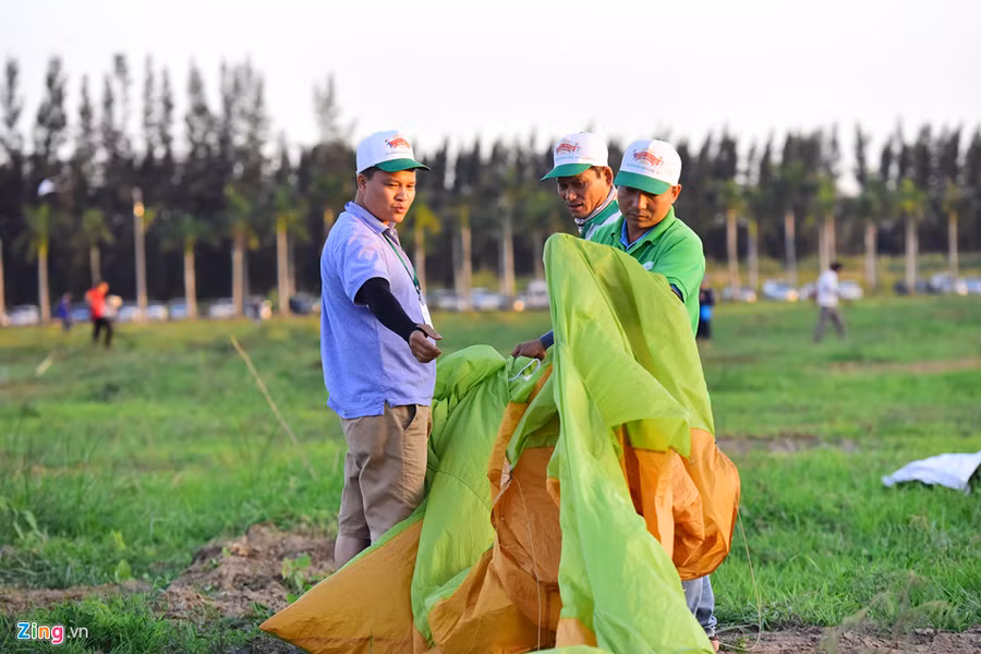  Ông Cao Trung Uy, một trong 6 thành viên CLB Diều Quê Hương (quận 9, TP.HCM) cho biết nhóm đem đến liên hoan gần 50 diều các loại như diều sáo, nghệ thuật, khí động học... có nhiều hình dáng và kích cỡ khác nhau.