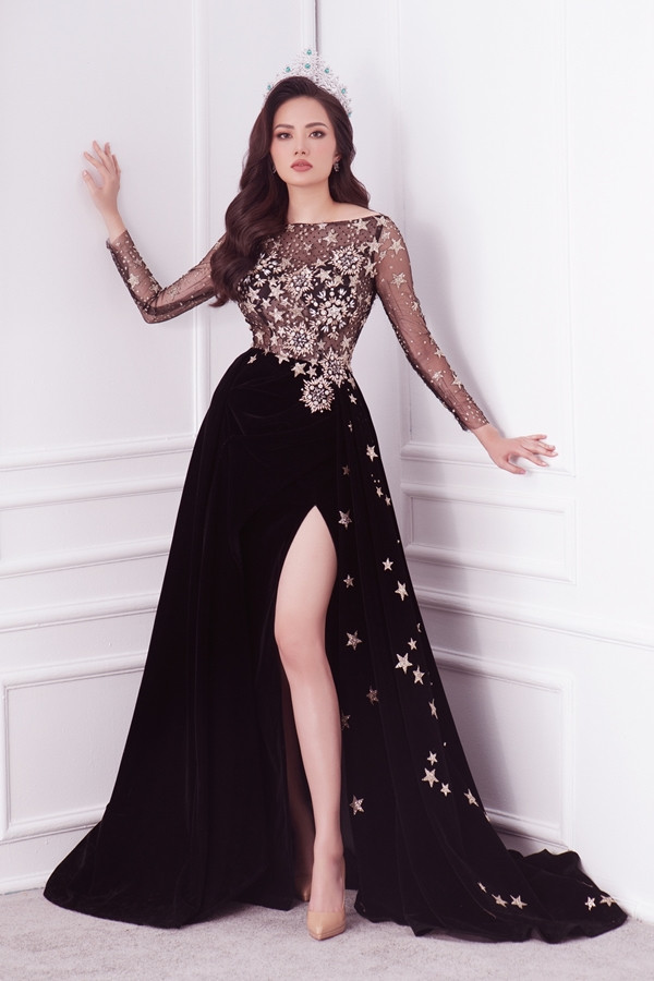 Năm 2013, Diệu Linh từng lọt top 10 Siêu mẫu châu Á ở Trung Quốc. Năm 2015, cô thi tiếp Hoa hậu Du lịch Quốc tế ở Malaysia, giành giải 'Hoa hậu Đông Nam Á' và 'Thí sinh có trang phục truyền thống đẹp nhất'. Năm 2013, Diệu Linh từng lọt top 10 Siêu mẫu châu Á ở Trung Quốc. Năm 2015, cô thi tiếp Hoa hậu Du lịch Quốc tế ở Malaysia, giành giải 'Hoa hậu Đông Nam Á' và 'Thí sinh có trang phục truyền thống đẹp nhất'.