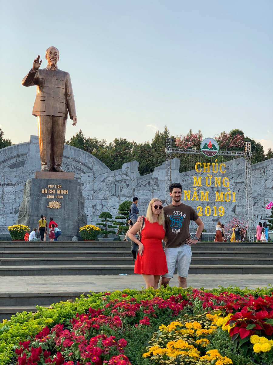 Du khách nước ngoài chụp ảnh kỷ niệm trước tượng đài Bác Hồ. Ảnh: P.V