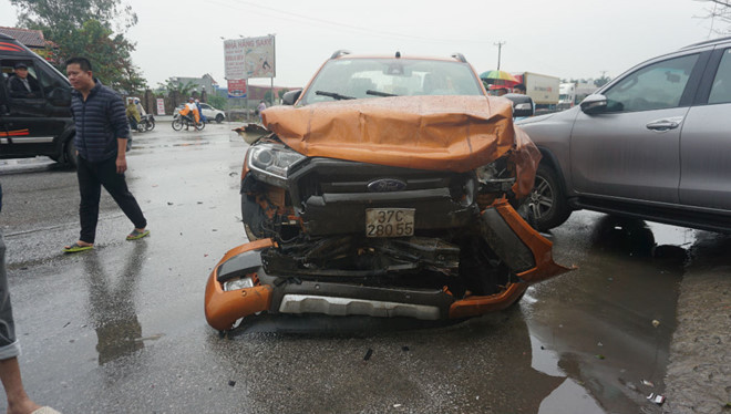 Hai xe ô tô bị đẩy văng sang làn đường ngược chiều