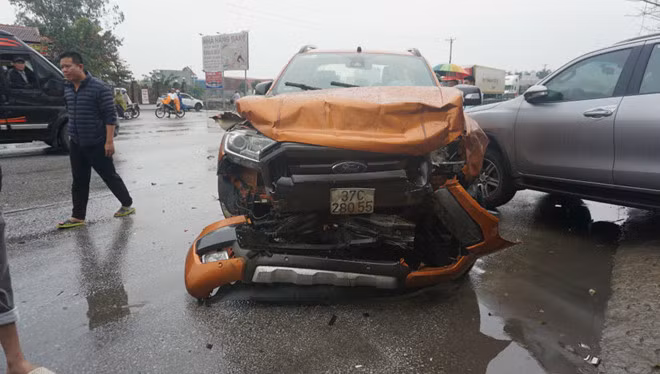 Hai xe ô tô bị đẩy văng sang làn đường ngược chiều