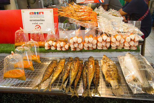 Món cá nướng chấm với nước sốt chua ngọt  Món cá nướng chấm với nước sốt chua ngọt