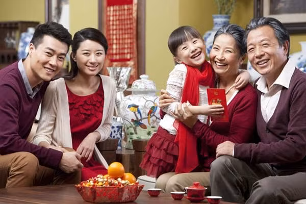 Tết Nguyên đán, màu đỏ là sắc phục quen thuộc của người dân Việt Nam.