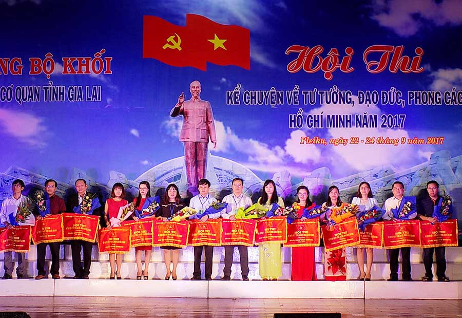 Trao giải Hội thi kể chuyện về tư tưởng, đạo đức, phong cách Hồ Chí Minh do Đảng ủy Khối các cơ quan tỉnh tổ chức. Ảnh: Thanh Nhật
