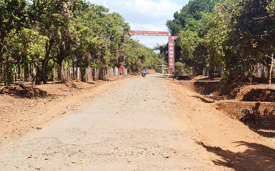  Đoạn đường qua làng Kom Yố (xã Ia Chía) xuống cấp nghiêm trọng. Ảnh: H.L
