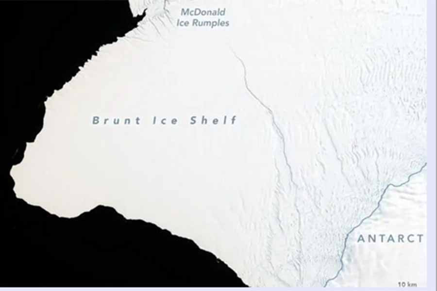 Thềm băng Brunt của Nam Cực, nơi một vết nứt lớn có nguy cơ hợp nhất với vết nứt nhỏ hơn khiến cả khối băng lớn vỡ ra thành băng trôi - ảnh: NASA Thềm băng Brunt của Nam Cực, nơi một vết nứt lớn có nguy cơ hợp nhất với vết nứt nhỏ hơn khiến cả khối băng lớn vỡ ra thành băng trôi - ảnh: NASA