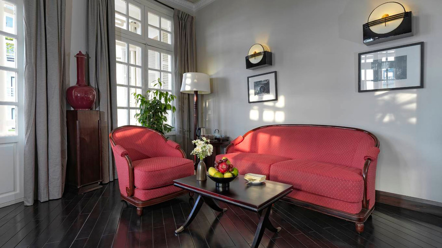 Căn phòng mang tên Colonial Suite, một trong những phòng cao cấp nhất của khách sạn nằm tại tòa dinh thự chính. Khách sạn này từng là nơi đón tiếp những chính khách nước ngoài như Nữ hoàng Đan Mạch Margarethe II, cựu Tổng thống Brazil Fernando Henrique Cardoso, cựu Đại sứ Mỹ tại Việt Nam Ted Osius, cựu Tổng thống Ukraine Viktor Yushchenko, Thái tử Nhật Bản Naruhito... và gần đây nhất là Nhật hoàng Akihito năm 2017.