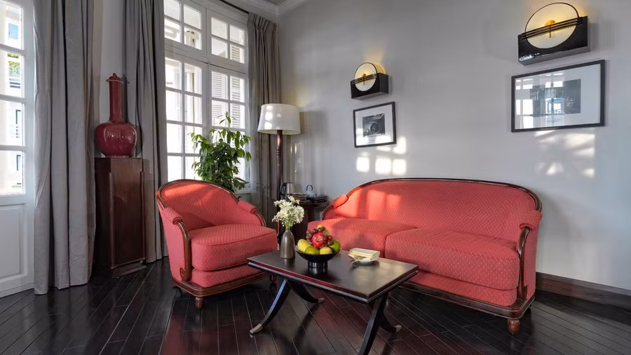 Căn phòng mang tên Colonial Suite, một trong những phòng cao cấp nhất của khách sạn nằm tại tòa dinh thự chính. Khách sạn này từng là nơi đón tiếp những chính khách nước ngoài như Nữ hoàng Đan Mạch Margarethe II, cựu Tổng thống Brazil Fernando Henrique Cardoso, cựu Đại sứ Mỹ tại Việt Nam Ted Osius, cựu Tổng thống Ukraine Viktor Yushchenko, Thái tử Nhật Bản Naruhito... và gần đây nhất là Nhật hoàng Akihito năm 2017.