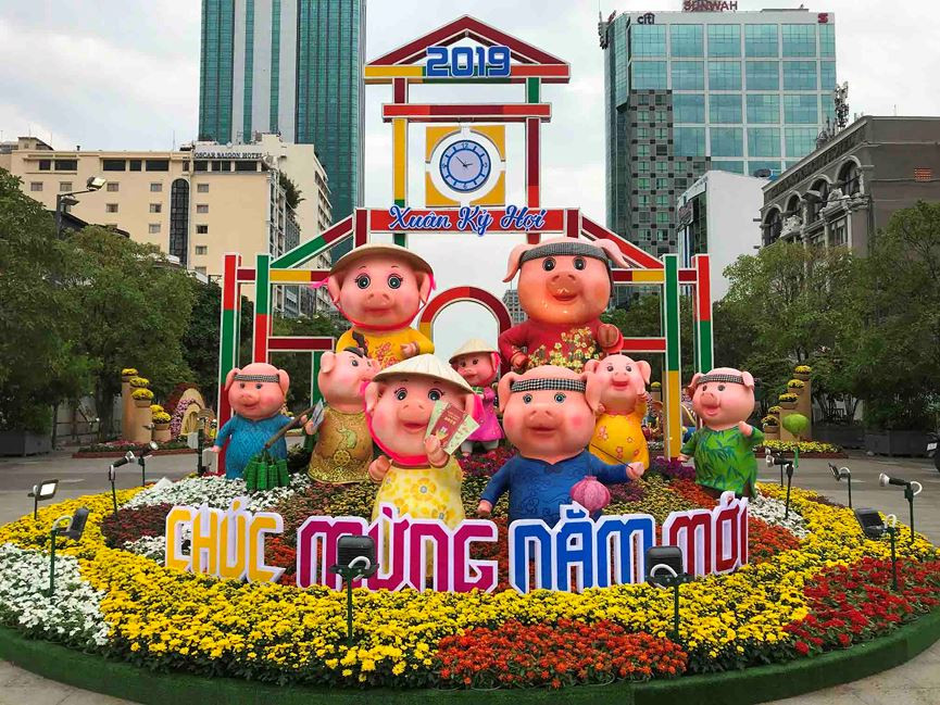 Ở vị trí trung tâm là đại gia đình Hợi với 9 thành viên cùng nhau đi chơi Tết, sắm Tết ở chợ Bến Thành, một trong những chợ truyền thống nổi tiếng của TPHCM - nơi du xuân không thể thiếu của mọi người vào dịp Tết cổ truyền. 