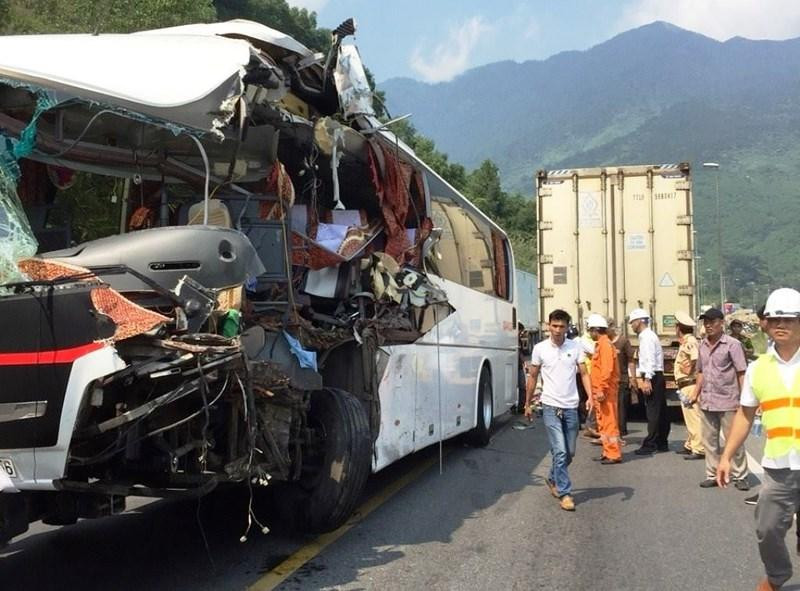 Một bên xe khách vỡ nát sau cú tông Một bên xe khách vỡ nát sau cú tông