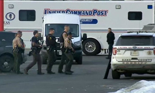 Cảnh sát tại hiện trường vụ xả súng chiều 15/2. Ảnh: Sky News.