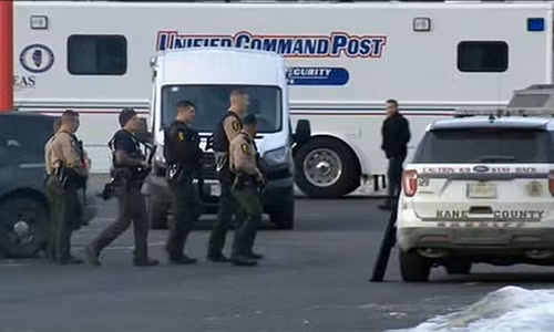 Cảnh sát tại hiện trường vụ xả súng chiều 15/2. Ảnh: Sky News.