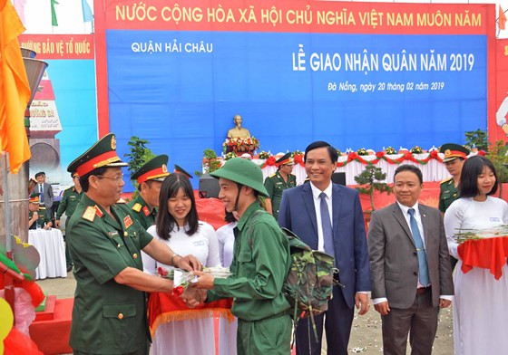  Trung tướng Trần Quang Phương, Ủy viên Trung ương Đảng, Chính ủy Quân khu 5 tặng hoa cho các thanh niên quận Hải Châu, TP Đà Nẵng lên đường nhập ngũ.