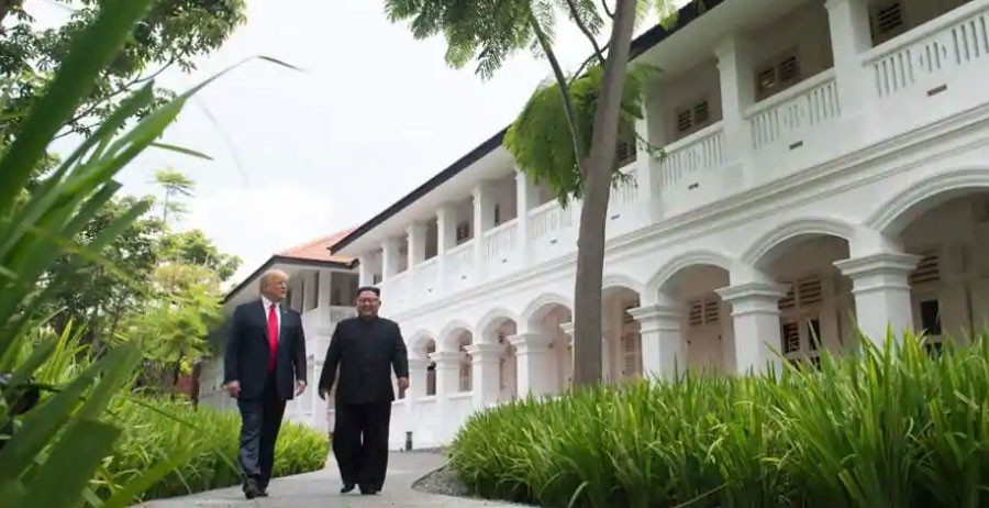 Ngày 12/6/2018, Trump tới khu nghỉ dưỡng 5 sao Capella để tham gia cuộc gặp lịch sử với lãnh đạo Triều Tiên Kim Jong-un. Khách sạn nằm trên đảo Sentosa có 112 phòng, biệt thự. Mỗi biệt thự đều có vườn, bể bơi riêng, bồn tắm ngoài trời. Giá phòng ở đây khoảng 500 USD một đêm. Nơi tọa lạc khách sạn là đảo Sentosa thu hút du khách với những bãi biển hoang sơ, sân golf và nhiều điểm tham quan khác. Ảnh: Hindustantimes.  Ngày 12/6/2018, Trump tới khu nghỉ dưỡng 5 sao Capella để tham gia cuộc gặp lịch sử với lãnh đạo Triều Tiên Kim Jong-un. Khách sạn nằm trên đảo Sentosa có 112 phòng, biệt thự. Mỗi biệt thự đều có vườn, bể bơi riêng, bồn tắm ngoài trời. Giá phòng ở đây khoảng 500 USD một đêm. Nơi tọa lạc khách sạn là đảo Sentosa thu hút du khách với những bãi biển hoang sơ, sân golf và nhiều điểm tham quan khác. Ảnh: Hindustantimes.