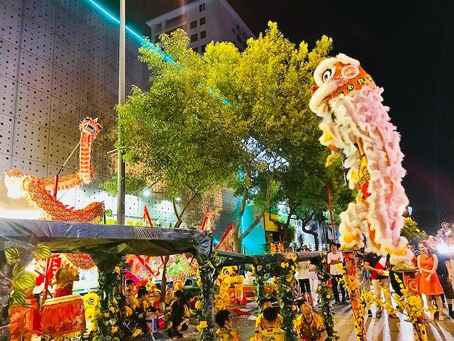 Ngày xưa đoàn Lân chỉ múa trên mặt đất, ngày nay Lân còn múa trên các giàn sắt cao với nhiều động tác cực kỳ ngoạn mục