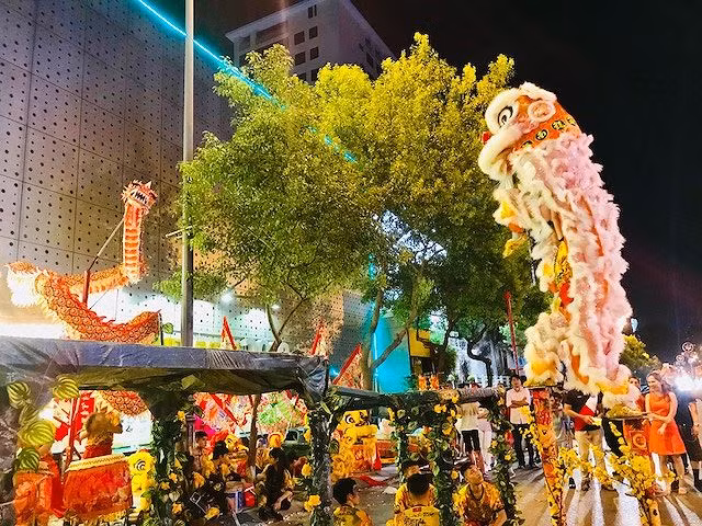 Ngày xưa đoàn Lân chỉ múa trên mặt đất, ngày nay Lân còn múa trên các giàn sắt cao với nhiều động tác cực kỳ ngoạn mục