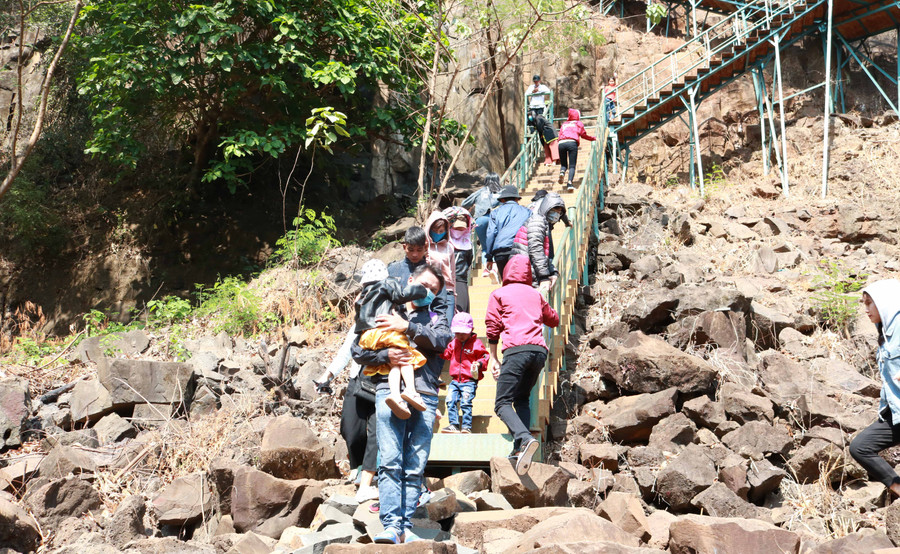 Du khách đến thác Phú Cường tham quan dịp Tết. Ảnh: Ngọc Sang