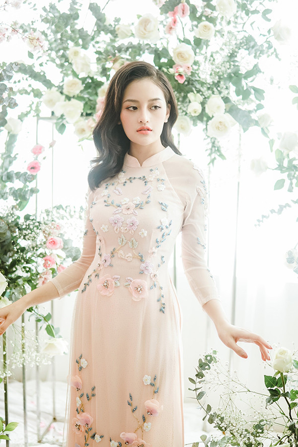 Thùy Anh tinh khôi và trẻ trung với áo dài mang gam màu pastel.