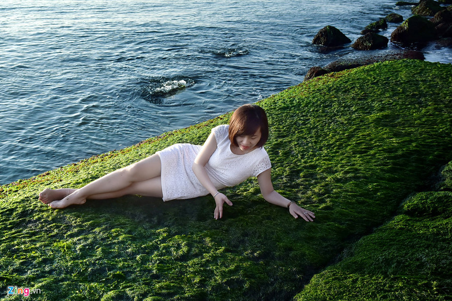 Nước trong veo, rêu xanh mướt khiến cho bất cứ ai đến Nha Trang nghỉ dưỡng khó có thể bỏ qua việc check-in ở bãi rêu tuyệt đẹp này.