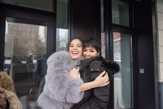 Được sự trợ giúp của H'Hen Niê, Catriona Gray gửi lời chào đến người hâm mộ Việt Nam bằng tiếng Việt