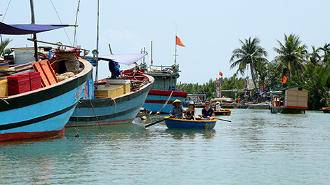 Ngoài làm du lịch, công việc chính của người dân nơi đây là đi biển. Ngoài làm du lịch, công việc chính của người dân nơi đây là đi biển.