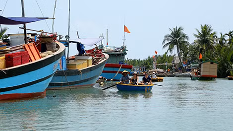 Ngoài làm du lịch, công việc chính của người dân nơi đây là đi biển.