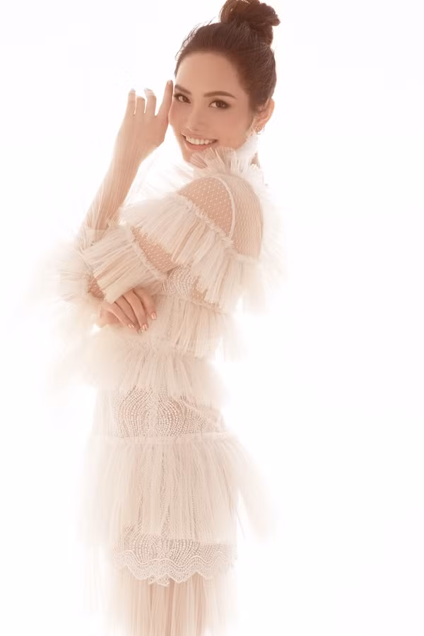 Hoa hậu Du lịch toàn cầu 2018 - Nguyễn Diệu Linh thực hiện bộ ảnh đón năm mới, khoe nhan sắc ở tuổi 28. Cô cao 1,74m, sở hữu số đo 86 - 63 - 91.